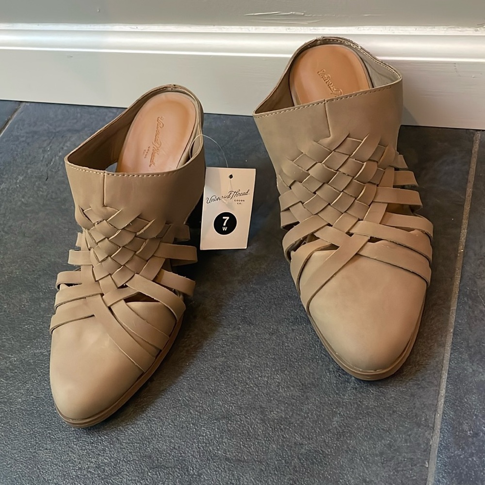 Universal Thread brand new 7 WIDE mule heel